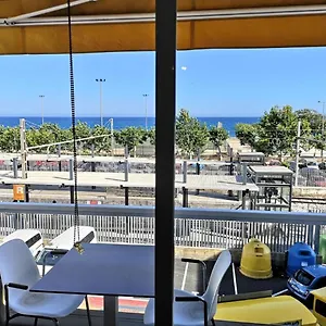 Luxury Accommodation, Next To & Train Station Appartement
